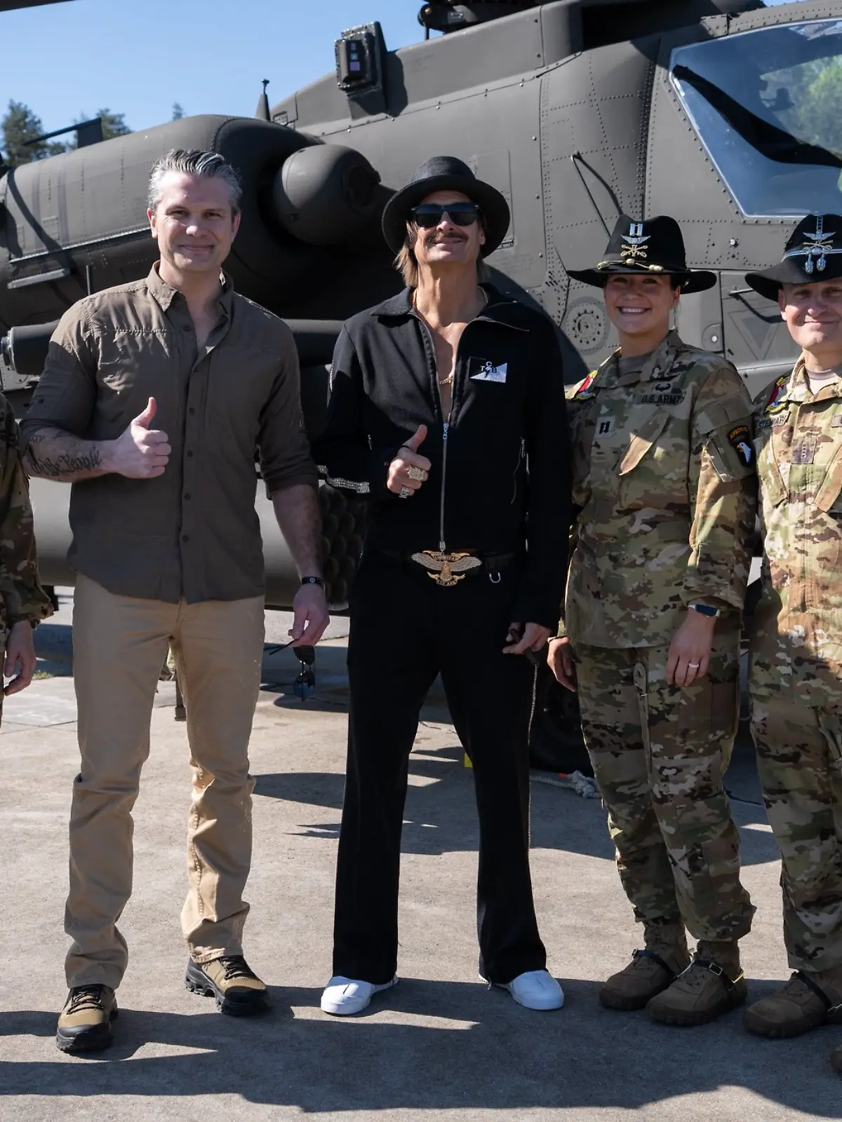 Bild zu: "Kid Rock im US-Militär-Hubschrauber: Steuergeld-Skandal mit Minister Hegseth"