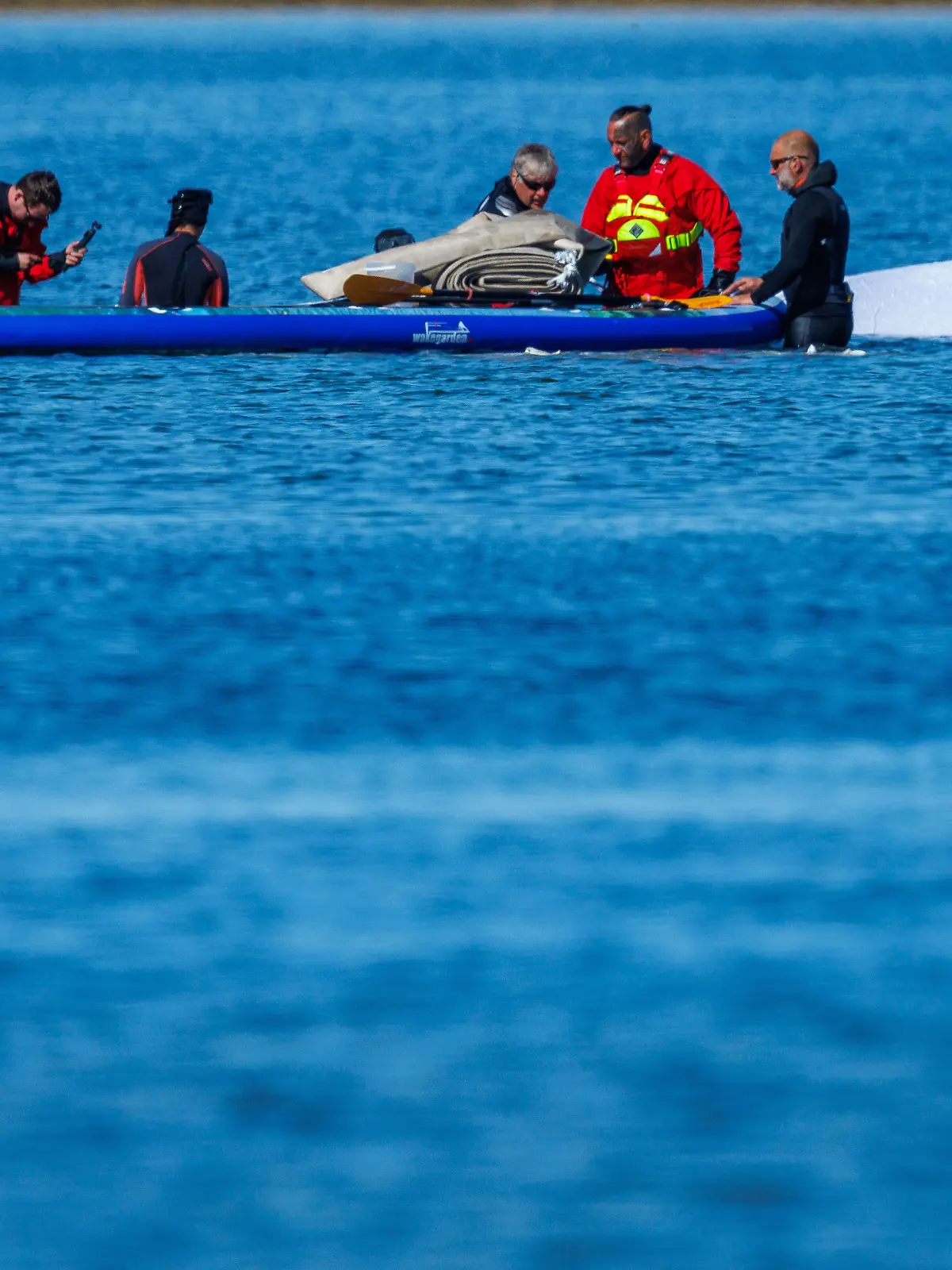 Helfer bereiten Gurte zum Ziehen des gestrandeten Buckelwals vor der Insel Poel vor. Der vor über drei Wochen bei Wismar gestrandete Buckelwal liegt weiterhin im Flachwasser fest. Eine private Initiative versucht seit Tagen, den Wal zu retten.