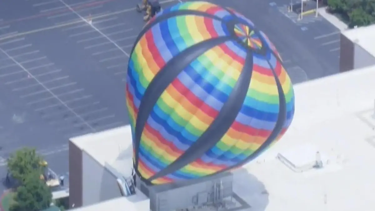 Pilot verliert Kontrolle! Heißluftballon fliegt ungebremst durch Großstadt Start trotz gefährlichem Wetter