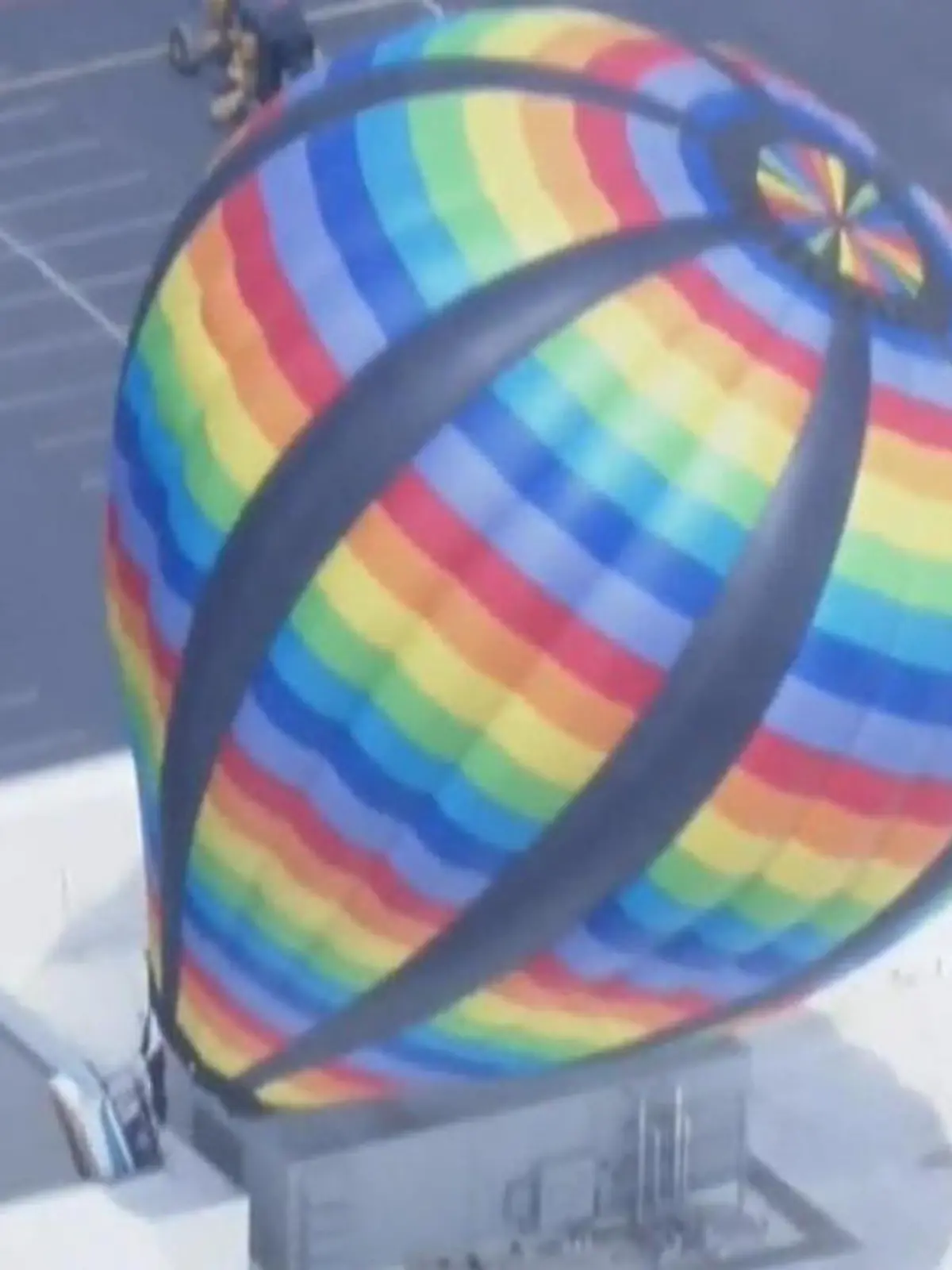 Bild zu: "Pilot verliert Kontrolle! Heißluftballon fliegt ungebremst durch Großstadt"