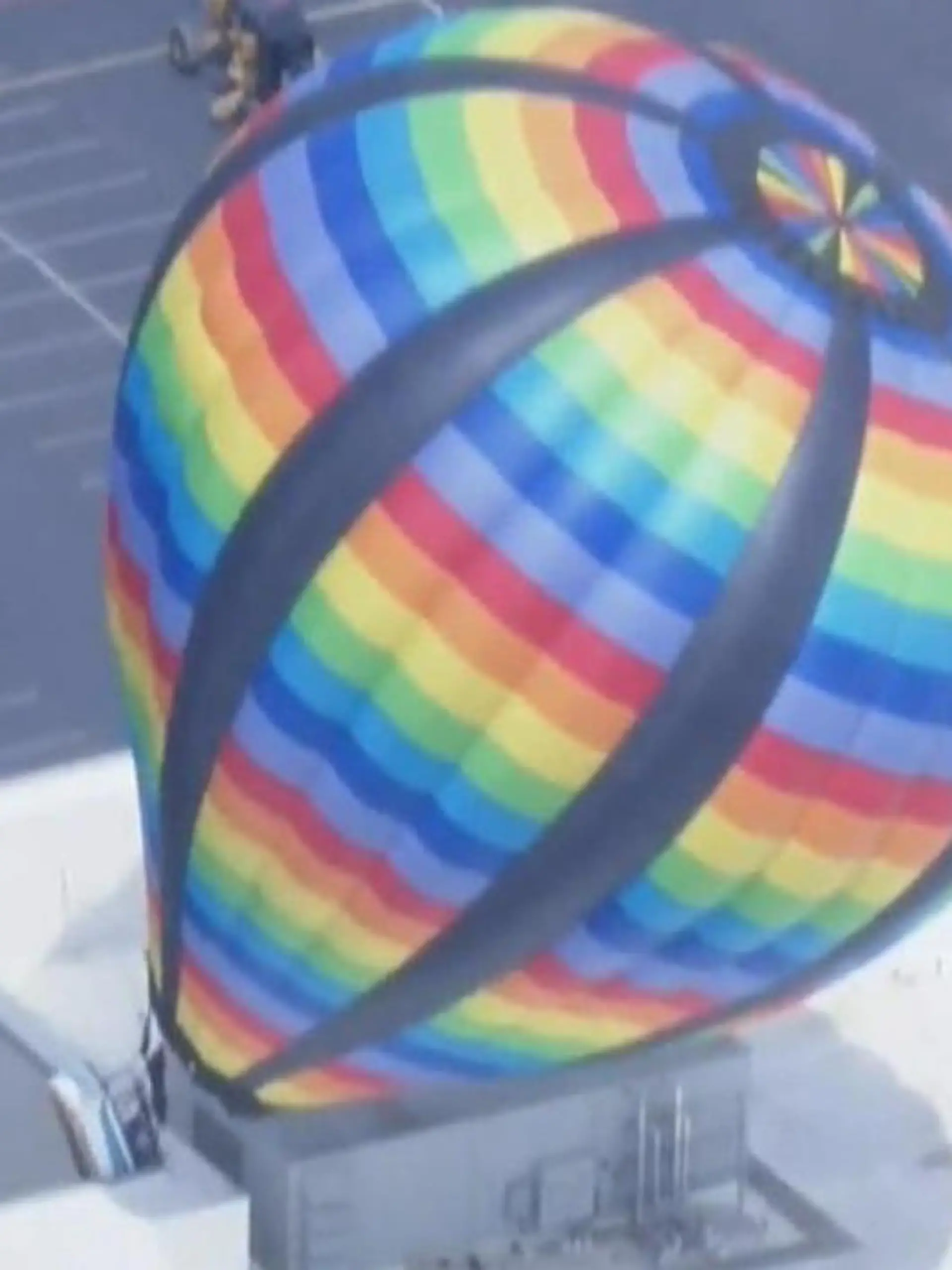 Bild zu: "Pilot verliert Kontrolle! Heißluftballon fliegt ungebremst durch Großstadt"
