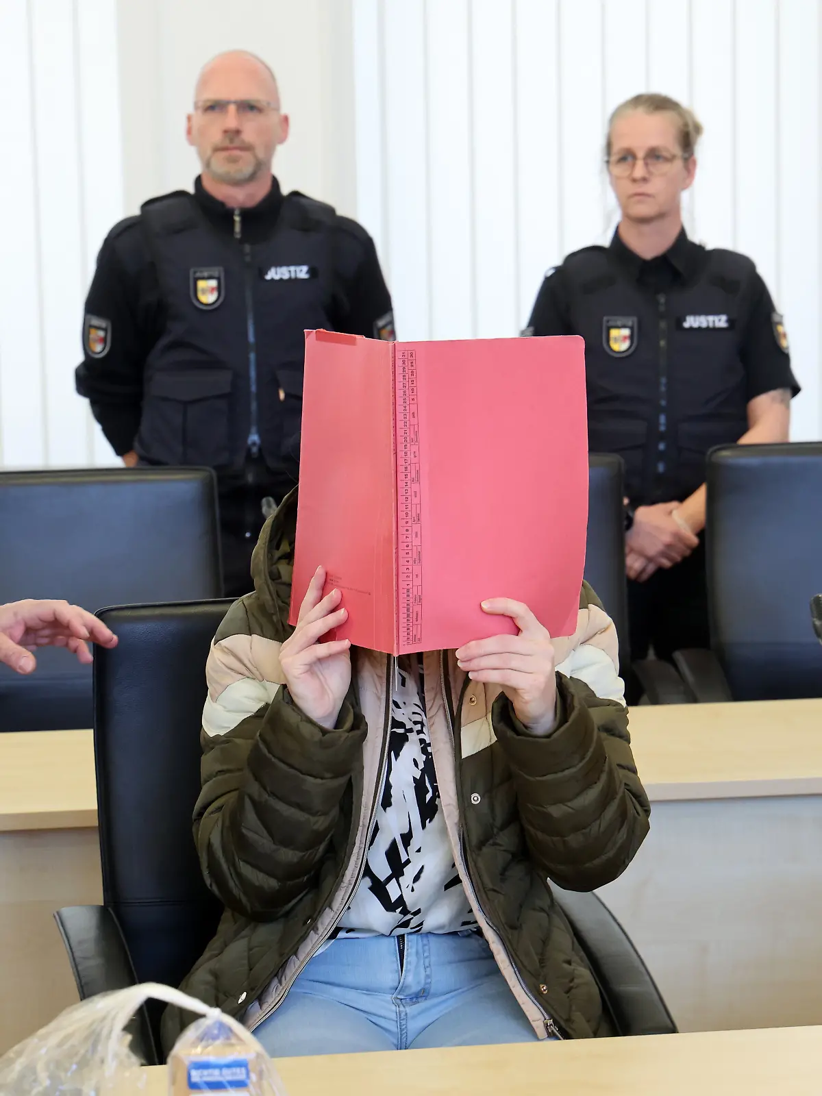 28.04.2026, Mecklenburg-Vorpommern, Rostock: Die Angeklagte wartet im Saal des Landgerichts auf den Beginn des Mordprozesses im Fall Fabian. Der Angeklagten wird vorgeworfen am 10.10.2025 heimtückisch und aus niedrigen Beweggründen den zur Tatzeit achtjährigen Fabian aus Güstrow getötet zu haben. Foto: Bernd Wüstneck/dpa +++ dpa-Bildfunk +++