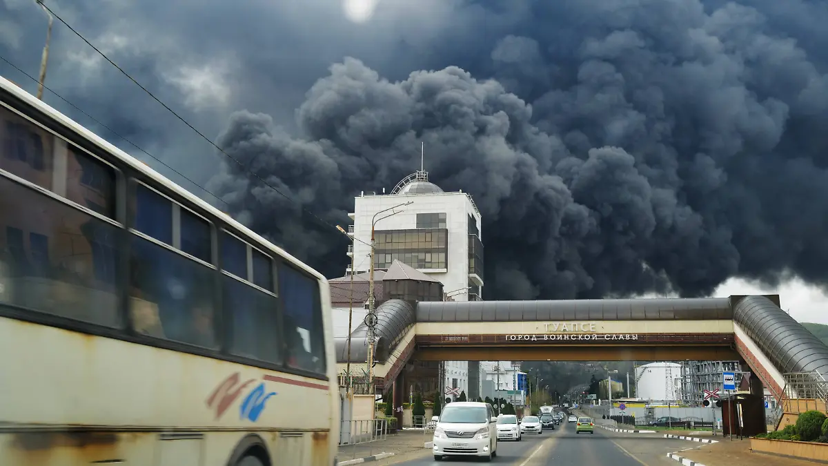 Russia Oil Refinery Fire 9148864 21.04.2026 Smoke rises from a fire at the Tuapse Oil Terminal in Tuapse, Krasnodar Territory, Russia. According to Russian officials, a massive drone attack on the night of April 20 targeted the city of Tuapse on the shores of the Black Sea, damaging transport infrastructure at the port and setting oil product storage tanks on fire. One person was killed and another injured. More than 200 rescuers were called in to extinguish the blaze. Boris Morozov / Sputnik Tuapse Krasnodar region Russia PUBLICATIONxINxGERxSUIxAUTxESTxLTUxLATxNORxSWExDENxNEDxPOLxUKxAUSxONLY Copyright: xBorisxMorozovx