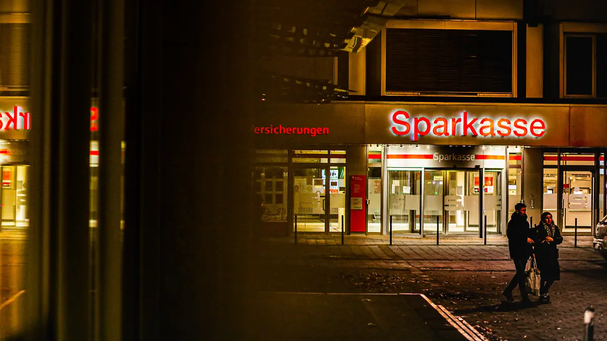  Sparkassen-Raub ** NUR FÜR REDAKTIONELLE ZWECKE ** EDITORIAL USE ONLY **Außenaufnahme der Sparkassen-Filiale in der Nienhofstraße in Gelsenkirchen am Abend des 02. Januar 2026. Nach einem Tresorraum-Einbruch in der Sparkassenfiliale haben Diebe laut Polizei eine Beute von mindestens 30 Millionen Euro gemacht. Mit einem Kernbohrer hatten sich die Diebe über ein Parkhaus Zugang verschafft. Die Ermittlungen zu der Tat dauern weiter an. Deutschland NRW Gelsenkirchen Copyright: AndrÃ xHirtz Copyright: AndrÃ xHirtz doc83yoijja9ooz6stnhka ,EDITORIAL USE ONLY