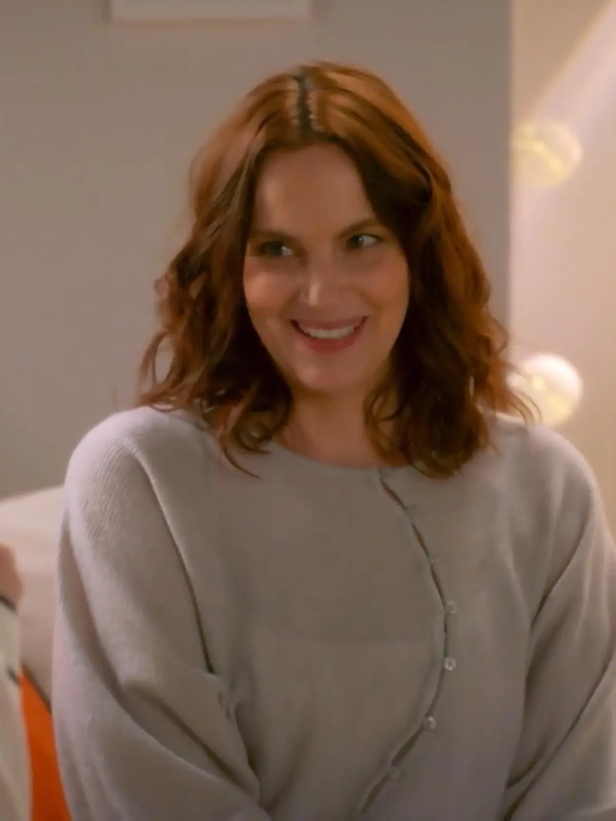 Bild zu: "Anna schwärmt Sina von einem Mann vor"