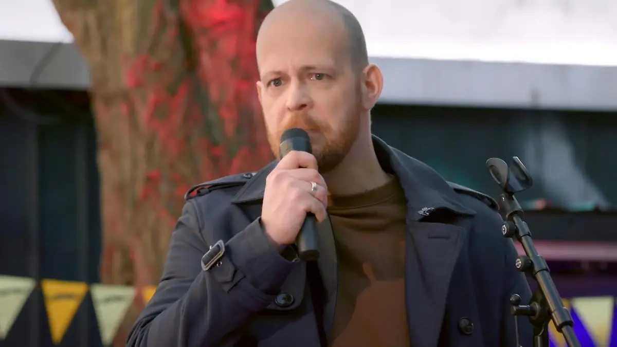 Unter uns: Tobias rechnet öffentlich mit seinen Freunden ab