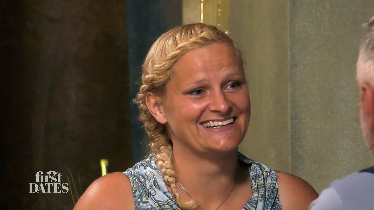 First Dates – Ein Tisch für zwei: Lächelnde junge Frau mit blonder geflochtener Zopffrisur