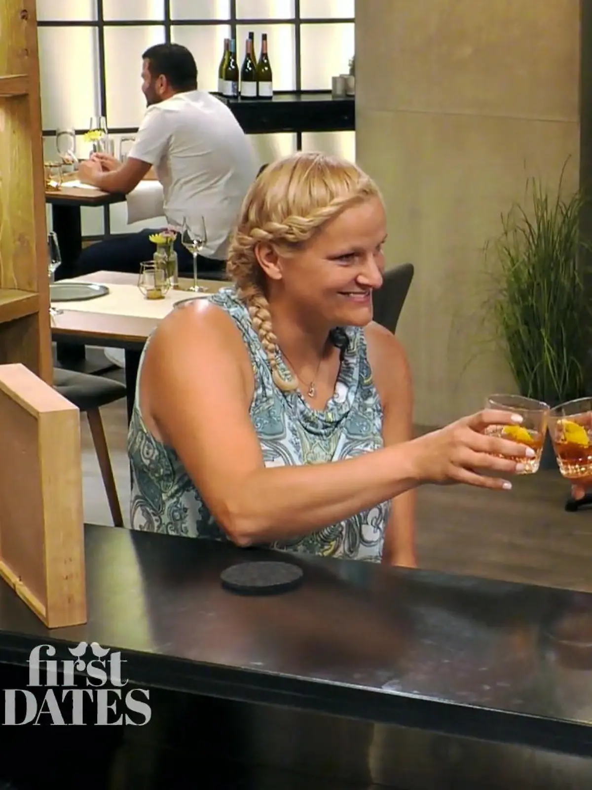First Dates – Ein Tisch für zwei: Die Kandidaten Maja und Hannes sitzen an der Bar und prosten sich zu