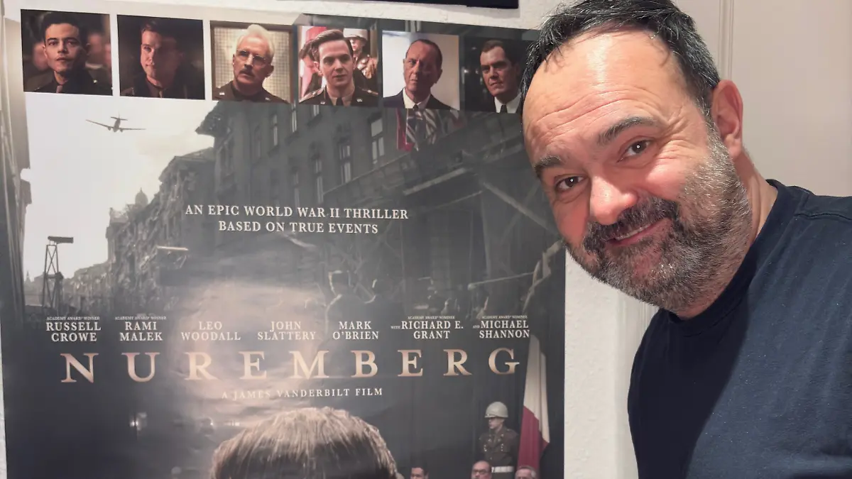 Tom Keune posiert vor einem Filmplakat