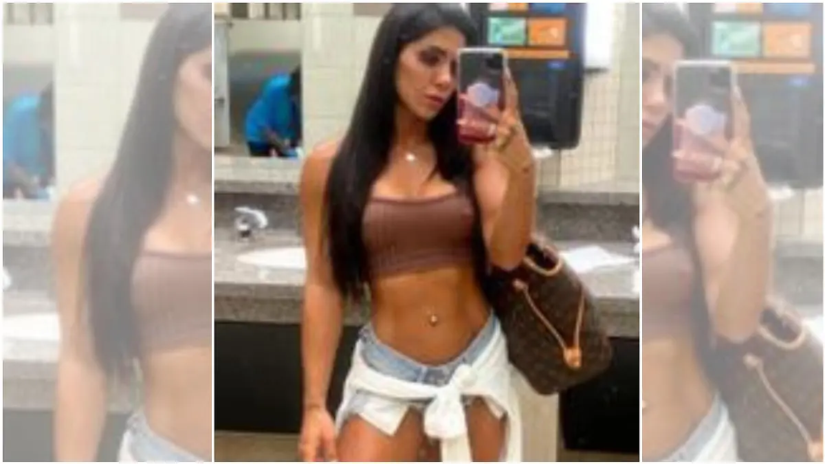 Eine Frau trägt eine Shorts und ein Croptop.