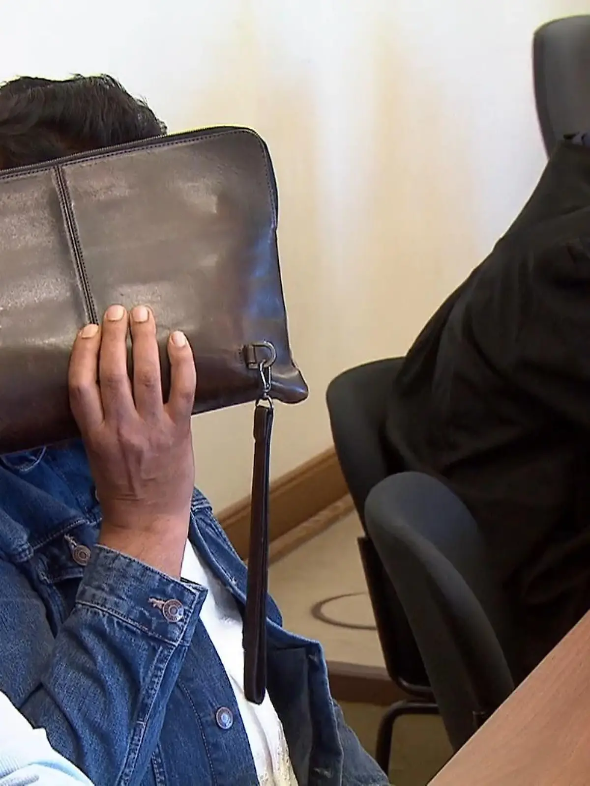 Bild zu: "Zehn Jahre missbraucht Eqbal F. seine Stieftochter, jetzt muss er büßen!"