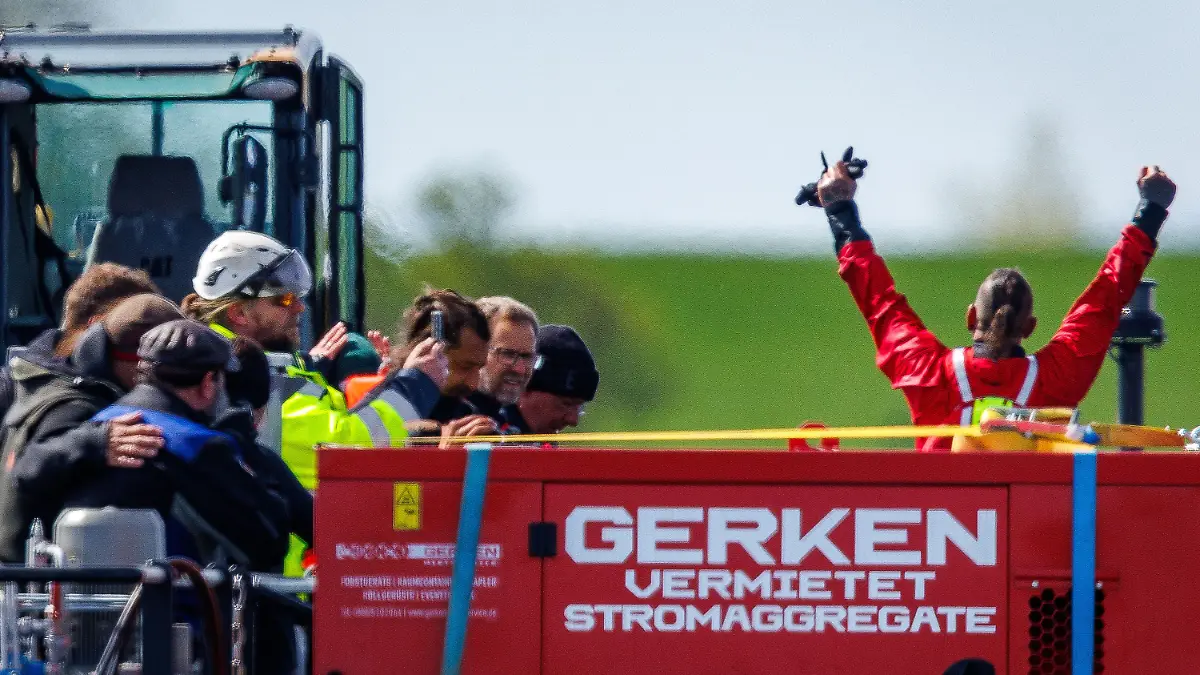 Timmy ist in seinem Reiseboot – und die Helfer brechen in Jubel aus!