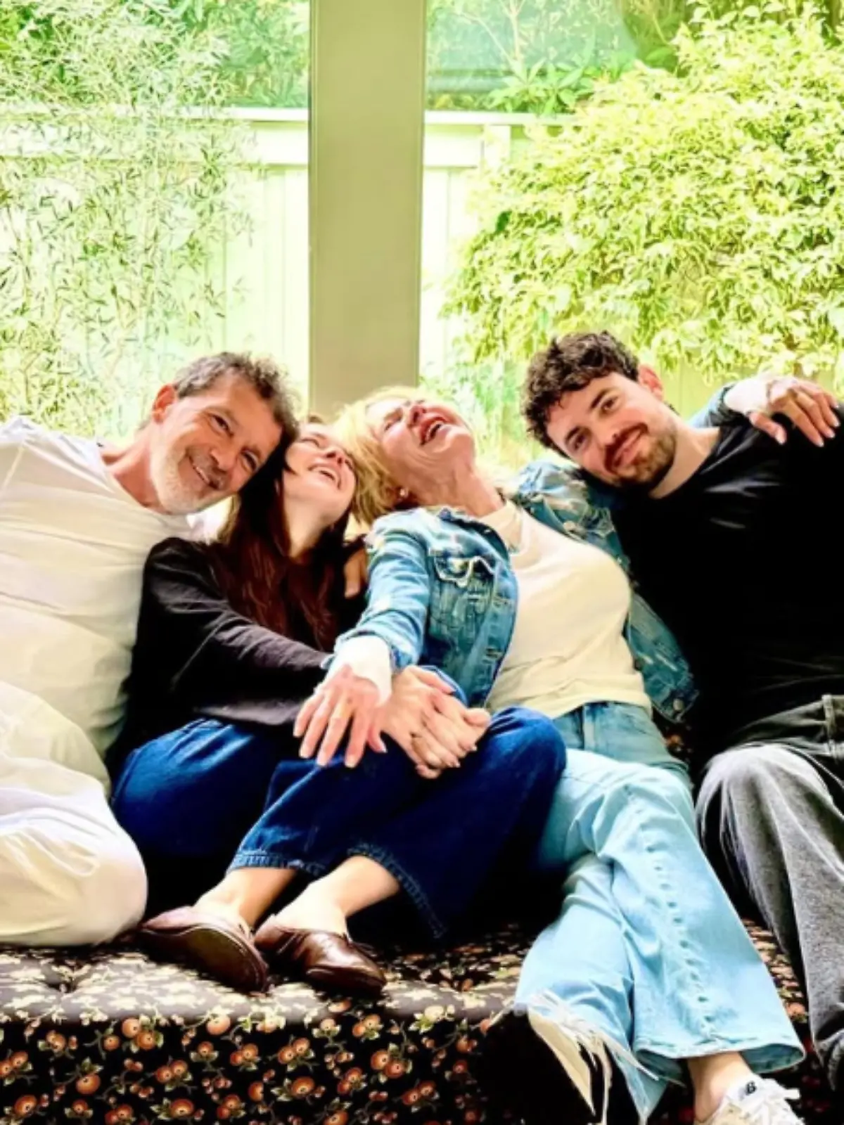 Bild zu: "Antonio Banderas teilt süßes Familienfoto – mit seiner Ex!"