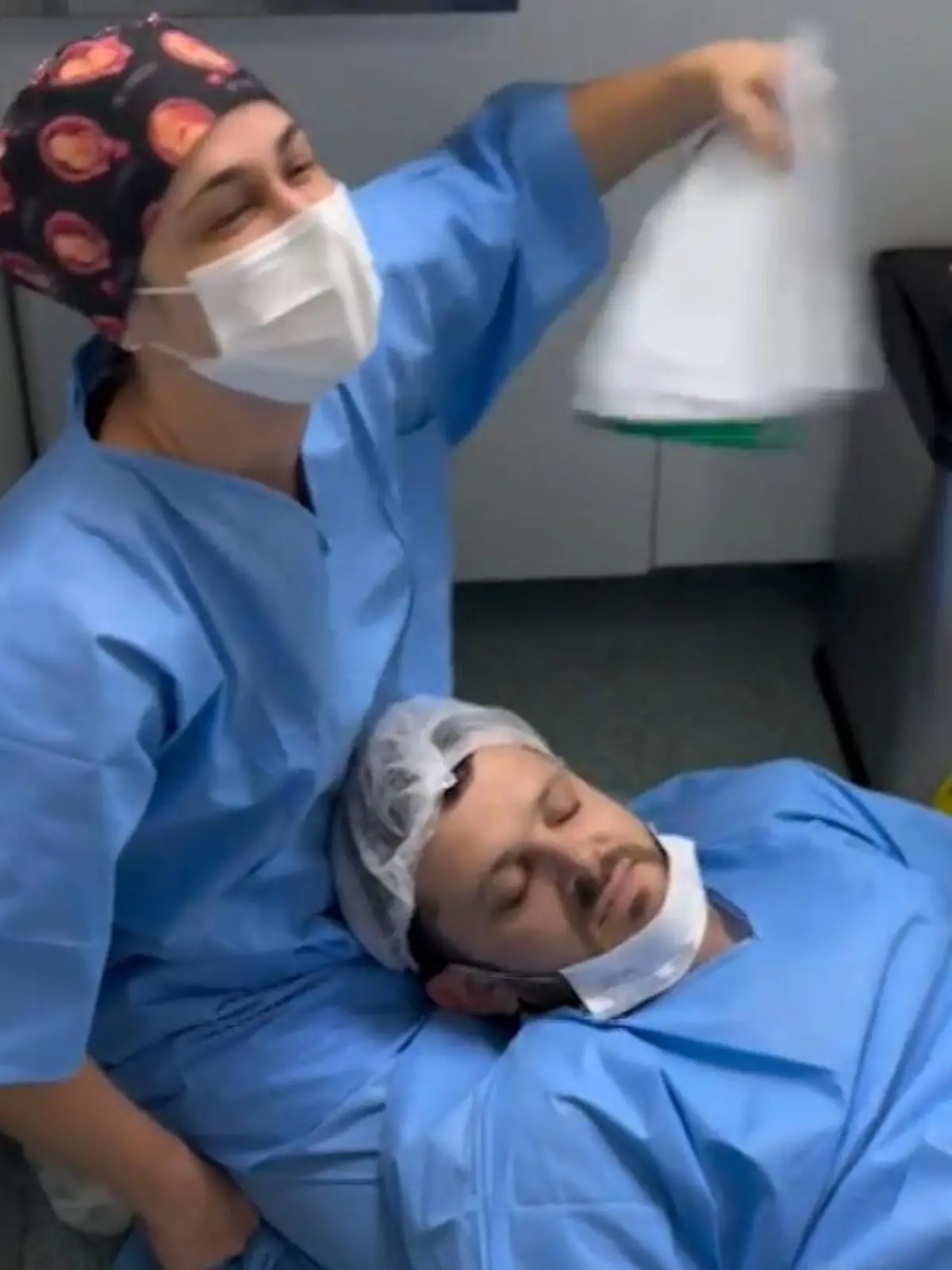 Bild zu: "Mutter bringt Tochter zur Welt – und ALLE kümmern sich um den Vater!"