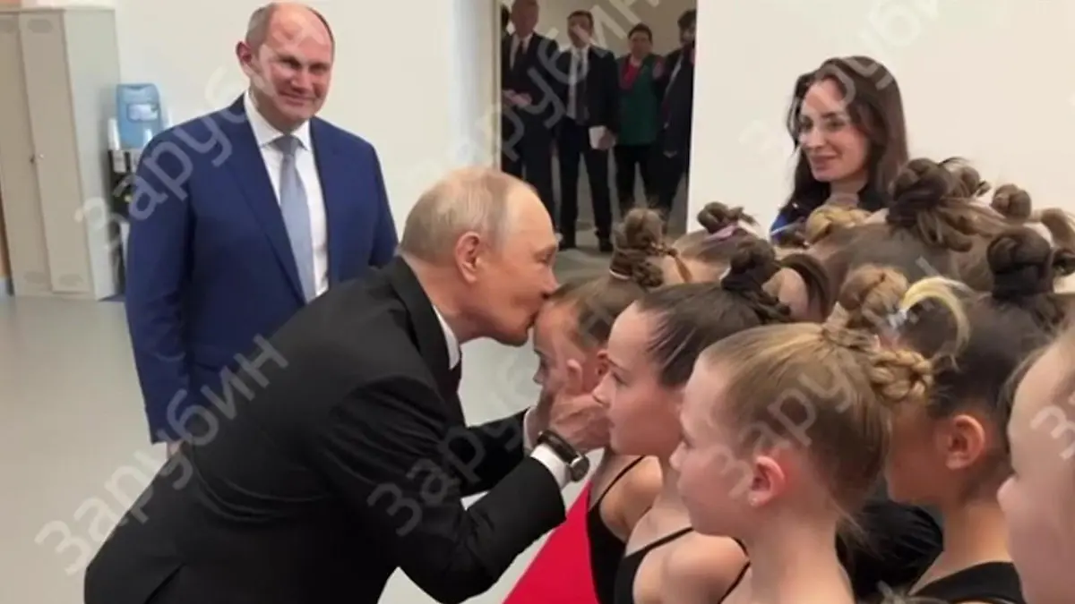 Russlands Präsident Putin küsst Mädchen (10) auf die Stirn – steckt DAS dahinter? Nach zunehmender Kritik an seiner Politik