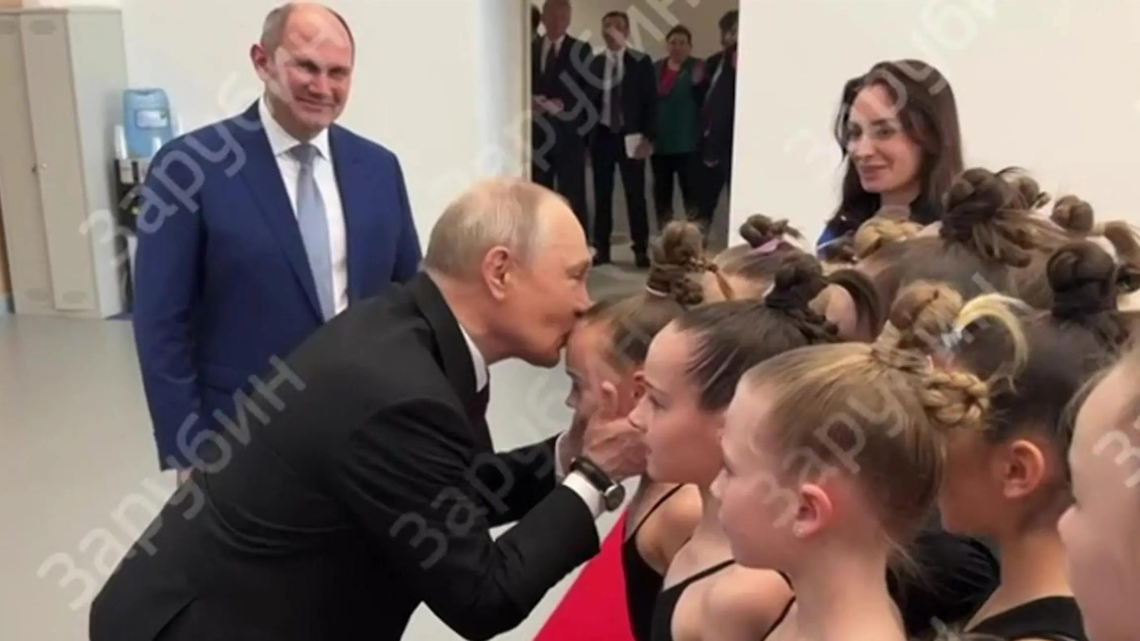 Russlands Präsident Putin küsst Mädchen (10) auf die Stirn – steckt DAS dahinter? Nach zunehmender Kritik an seiner Politik