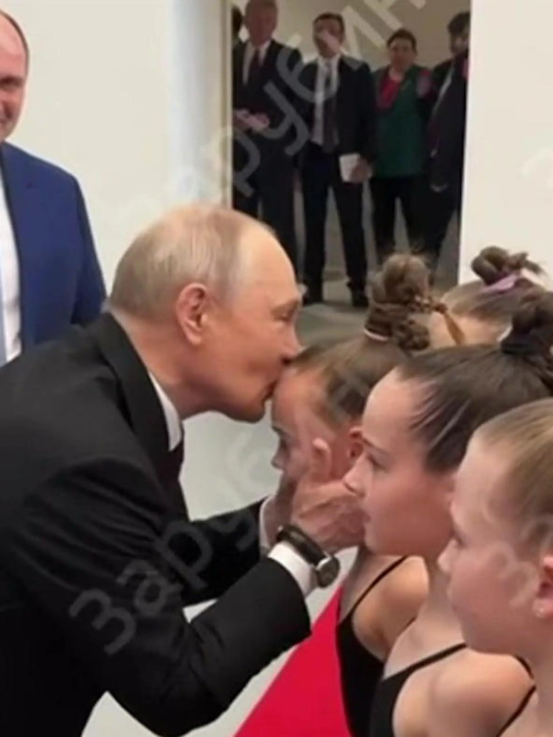 Bild zu: "Russlands Präsident Putin küsst Mädchen (10) auf die Stirn – steckt DAS dahinter?"