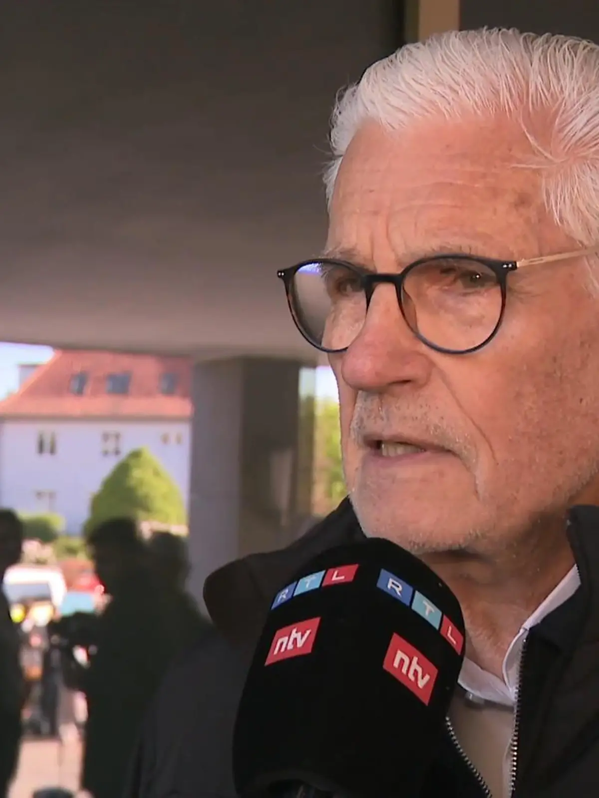 Bild zu: "„Mir liefen die Tränen“ – Sky du Mont schaltet sich in Schlachthof-Streit ein"