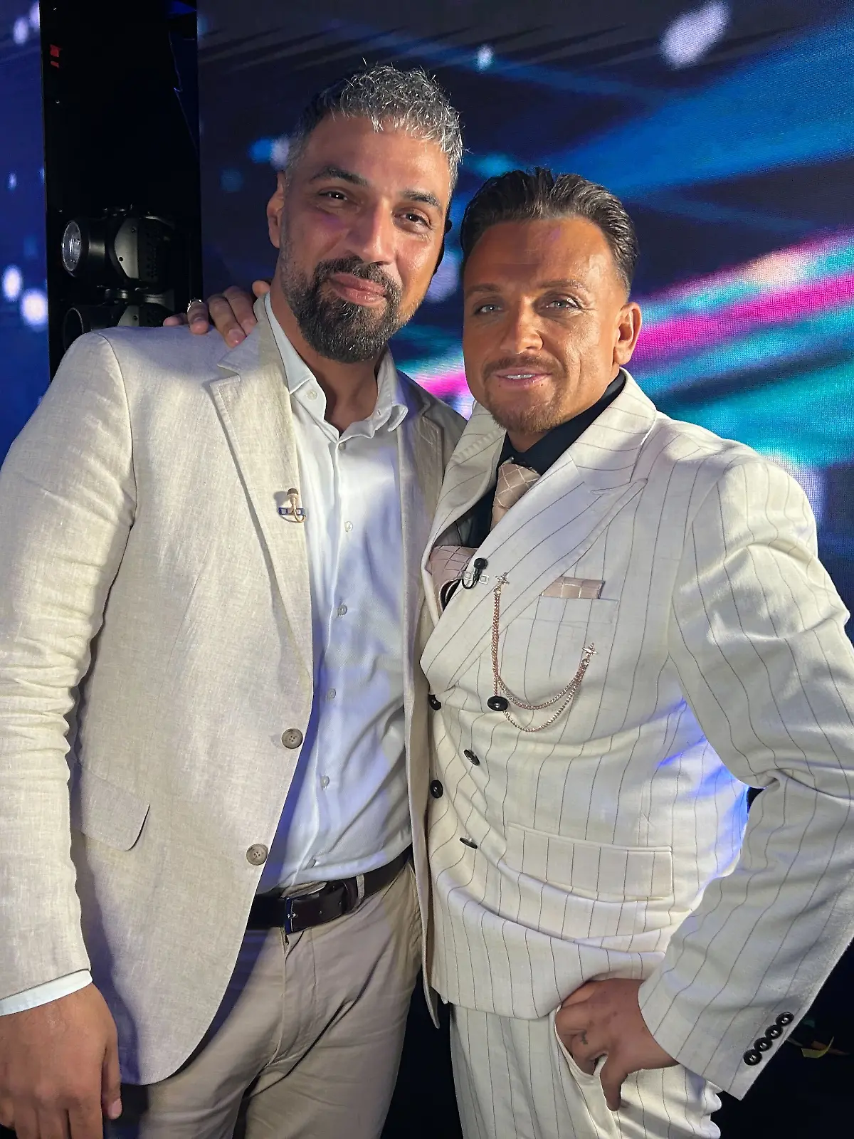 Wiedersehen nach 16 Jahren. Bei DSDS 2026 treffen sich Menowin und Mehrzad wieder. 