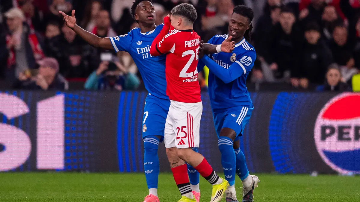 February 17, 2026, Lisbon, Lisboa, Portugal: Gianluca Prestianni of SL Benfica seems with Vinicius Junior of Real Madrid CF during the UEFA Champions League 2025/26 League Knockout Play-off First Leg match between SL Benfica and Real Madrid C.F. at Estadio do SL Benfica on February 17, 2026 in Lisbon, Portugal. Lisbon Portugal - ZUMAl192 20260217_zsp_l192_002 Copyright: xMiguelxLemosx