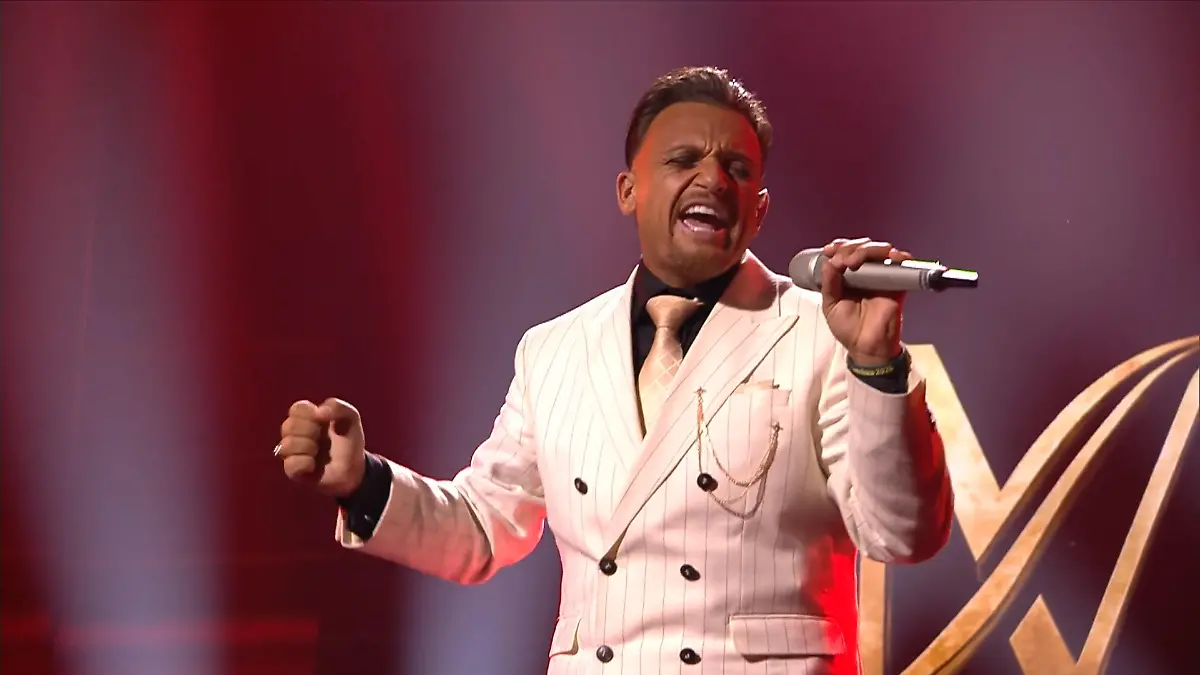 "Eine 11 von 10": Menowin wirft alles in seine Performance rein Mega-Buzzer von Dieter