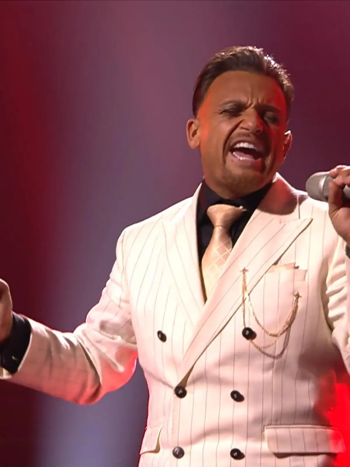 Bild zu: ""Eine 11 von 10": Menowin wirft alles in seine Performance rein"