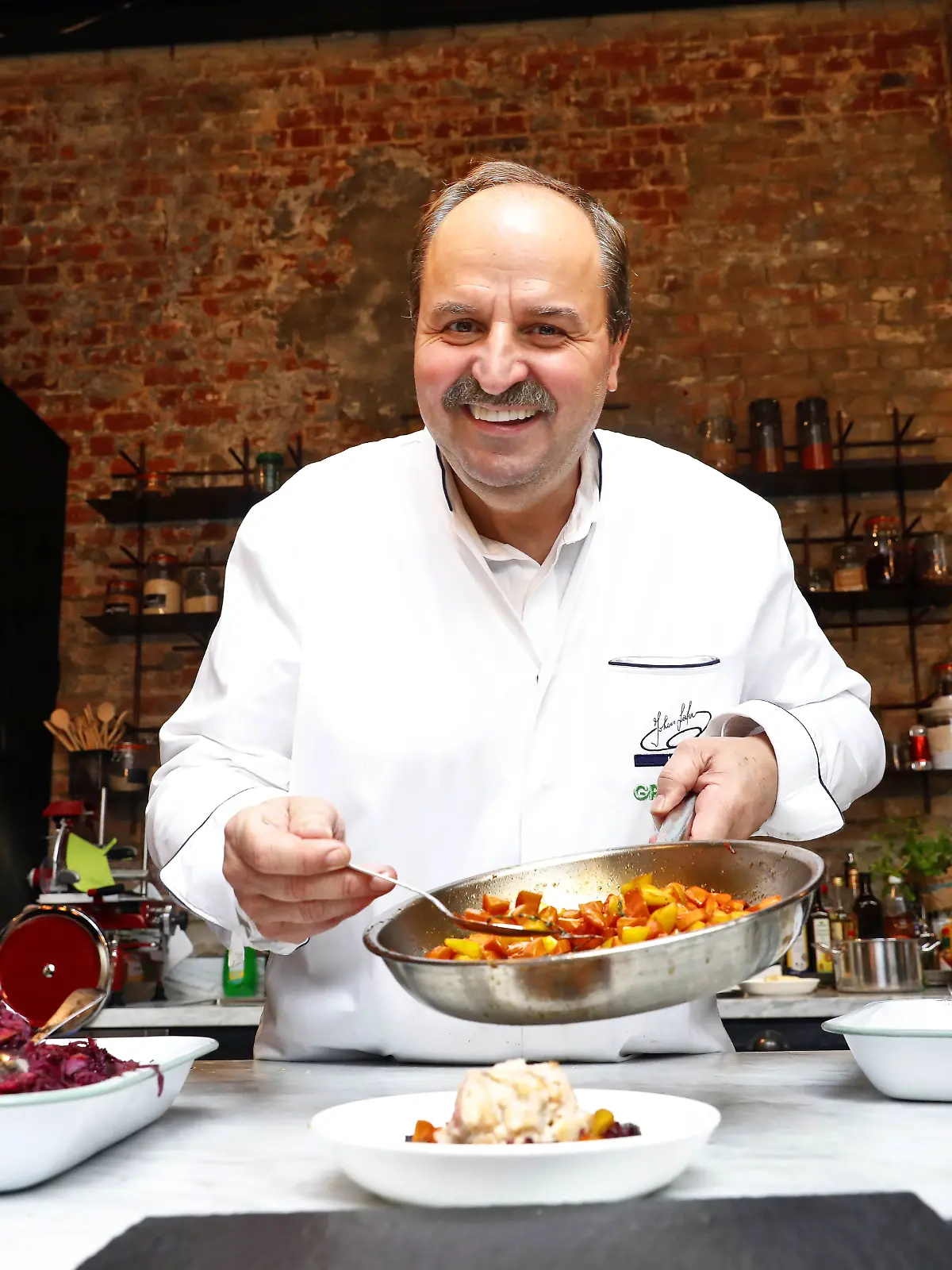 Gastronomie Hamburg, 12.11.2019 The Box Ottensen TV-Koch Johann Lafer kocht das glücklichste Gericht der Welt Germany *** Gastronomy Hamburg, 12 11 2019 The Box Ottensen TV Cook Johann Lafer cooks the happiest Court the World Germany