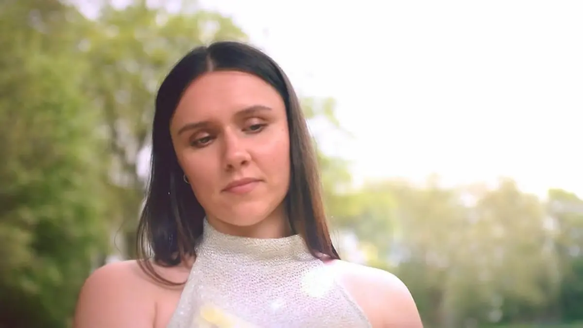 Constance performt für ihren kleinen Bruder Ganz enge Verbindung