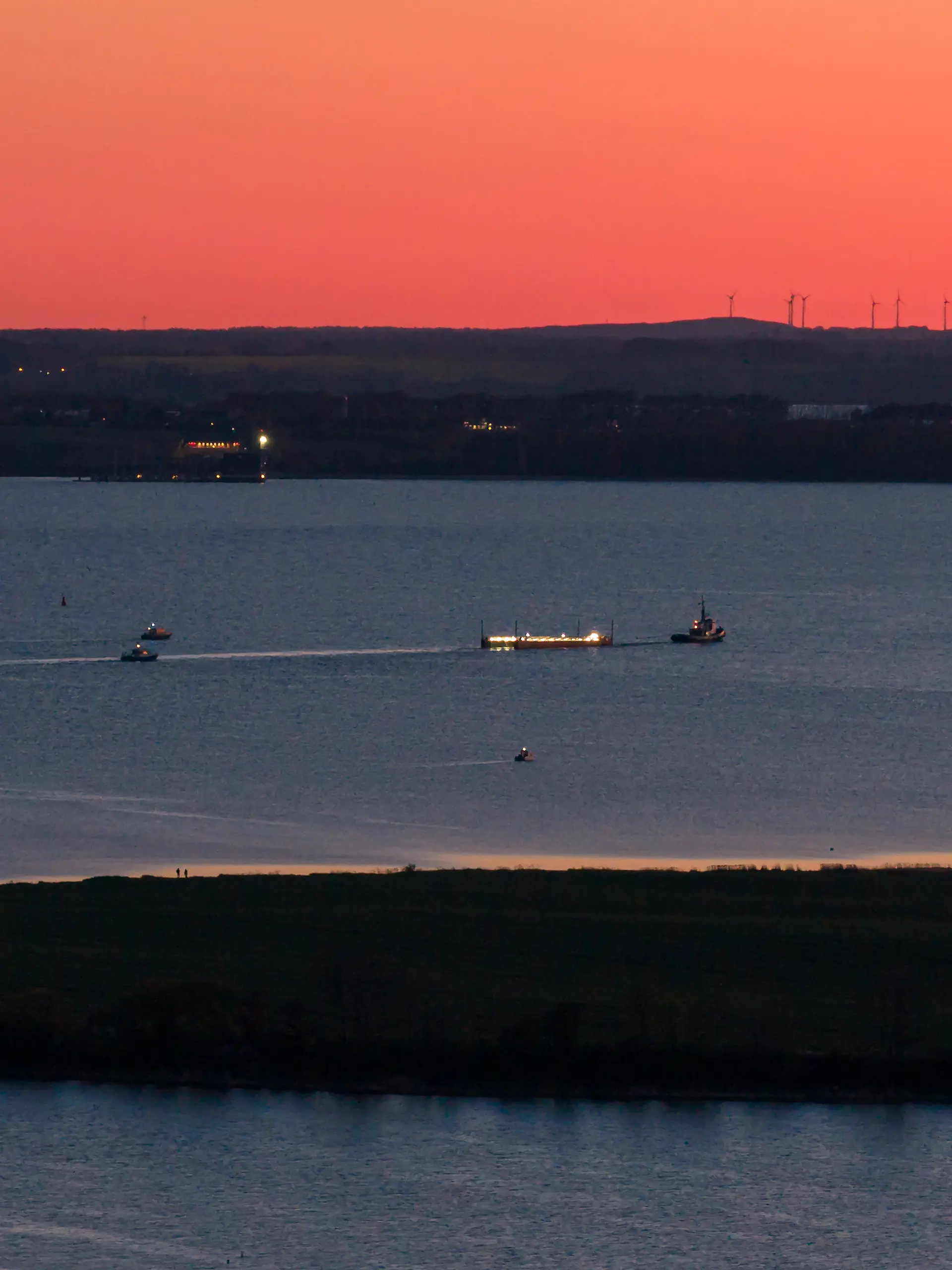 Das Schiff „Robin Hood“ zieht am Abend vor Wismar die Barge mit dem gestrandetem Wal in Richtung Ostsee (Luftaufnahme mit einer Drohne).