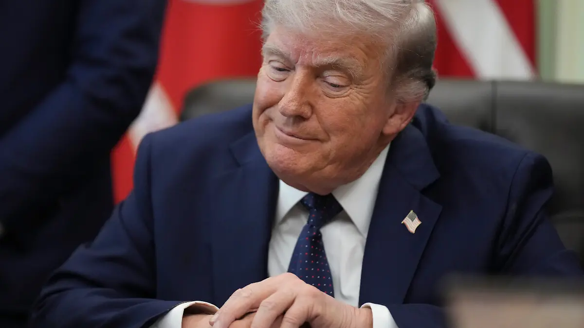 US-Präsident Donald Trump spricht während eines Treffens zwischen den Botschaftern Israels und des Libanon im Oval Office im Weißen Haus. +++ dpa-Bildfunk +++