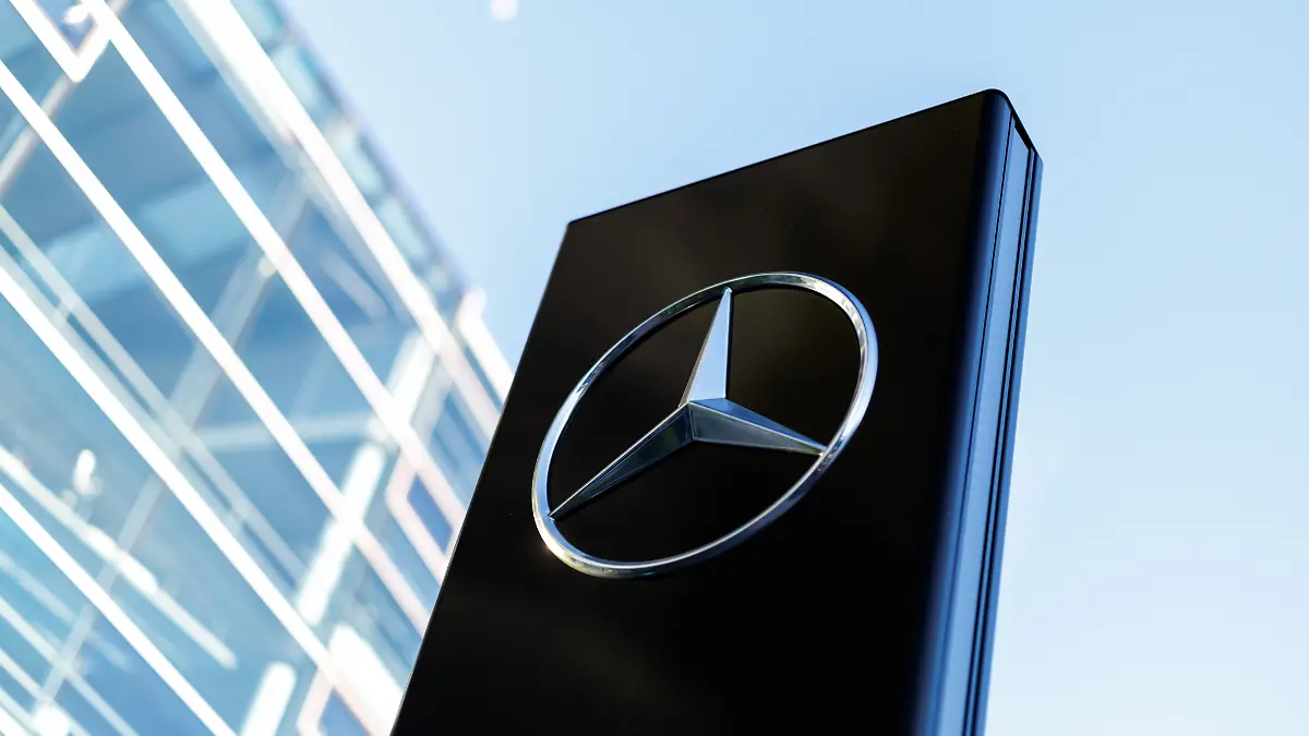 Das Markenlogo von Mercedes-Benz ist am 25.04.2026 an einer Stele vor der Fassade von einer Niederlassung vom Automobil-Hersteller in München (Bayern, Deutschland) zu sehen. Mercedes Benz ist eine eingetragene Handelsmarke für Automobile der Mercedes-Benz Group. (Symbolbild, Symbolfoto, Illustration, symbolisches Foto, illustratives Foto, Themenbild, allgemeines Bild, Themenfoto)