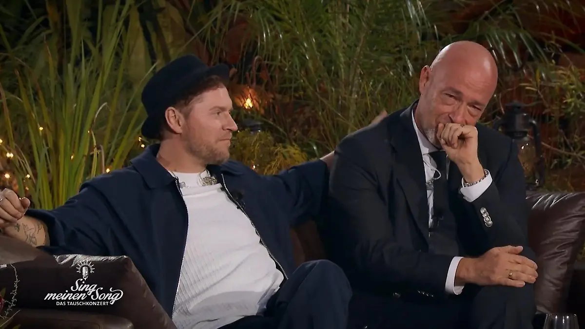 Johannes Oerding legt den Arm um den Grafen.