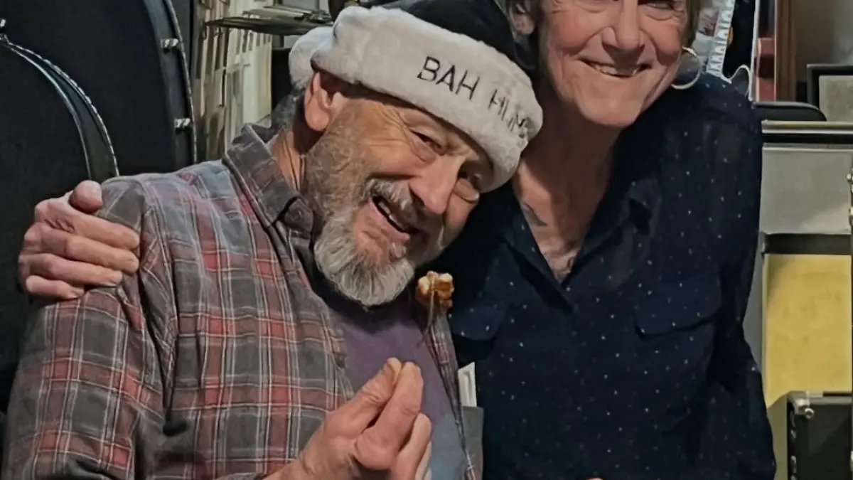 Dannielle Spillman mit einem Kollegen bei der Weihnachtsfeier im Gitarrenladen 