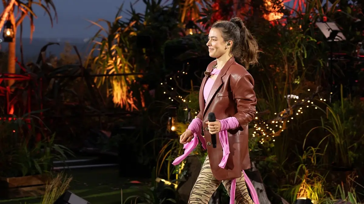 Alina Süggeler geht lächelnd von der Bühne.