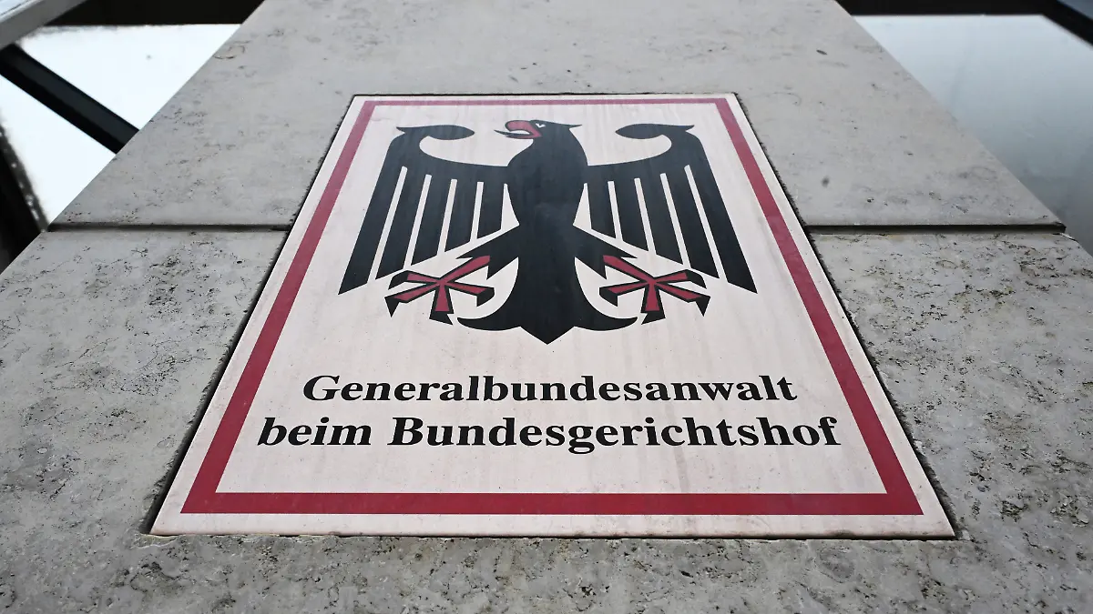 Ein Hinweisschild mit Bundesadler und dem Schriftzug „Generalbundesanwalt beim Bundesgerichtshof“, aufgenommen vor der Bundesanwaltschaft. (zu dpa: "Mutmaßliche Agenten mit Verbindung zu Russland in Bayern verhaftet") +++ dpa-Bildfunk +++