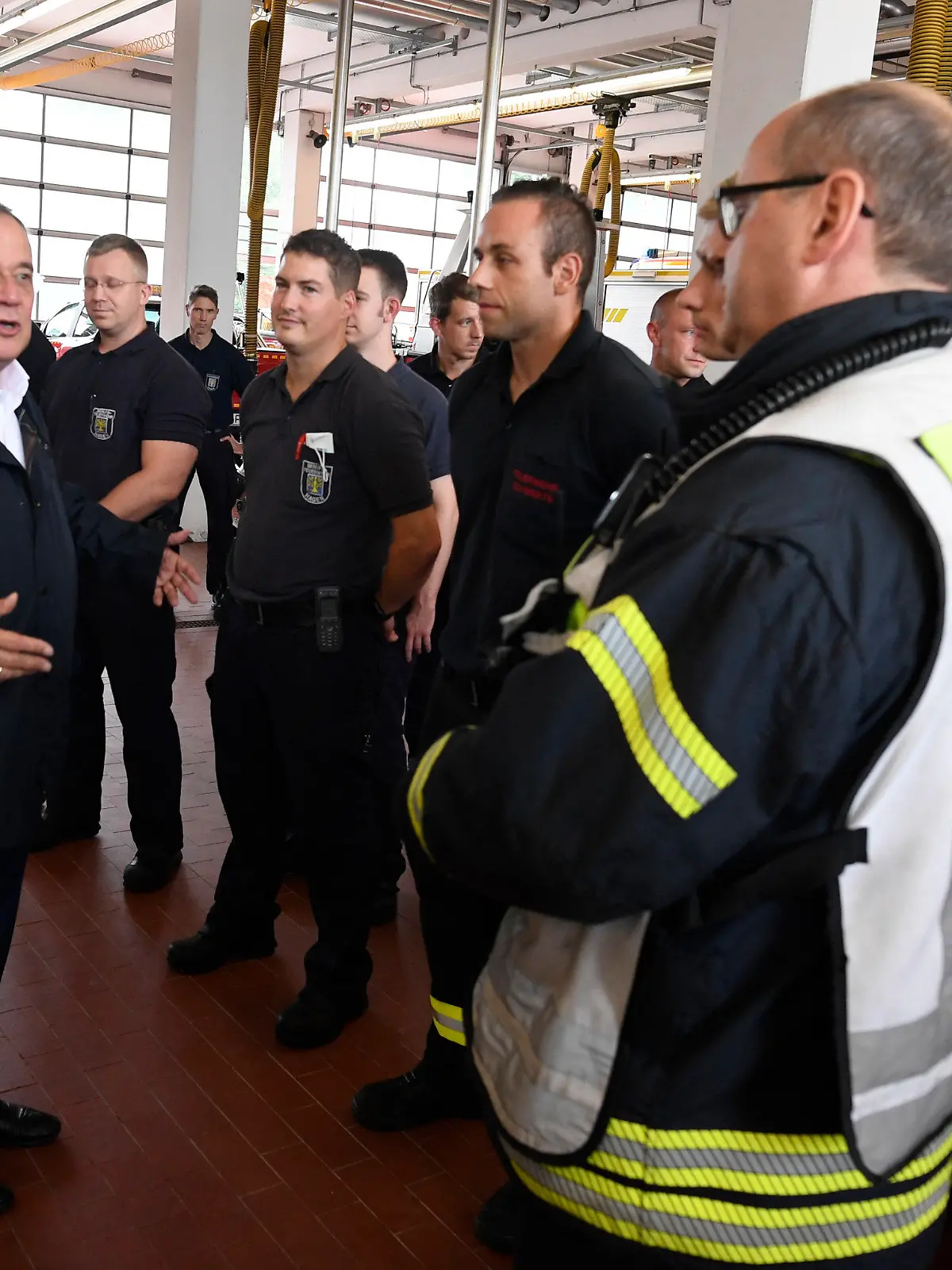 15.07.2021, Nordrhein-Westfalen, Hagen: Der nordrhein-westfälische Ministerpräsident Armin Laschet (CDU, l) bedankt sich bei Hagenern Feuerwehrleuten für ihren Einsatz, nachdem er sich ein Bild von der Lage in der Stadt gemacht hat. Starkregen hatte zu Überschwemmungen in der Stadt geführt. Foto: Roberto Pfeil/dpa +++ dpa-Bildfunk +++