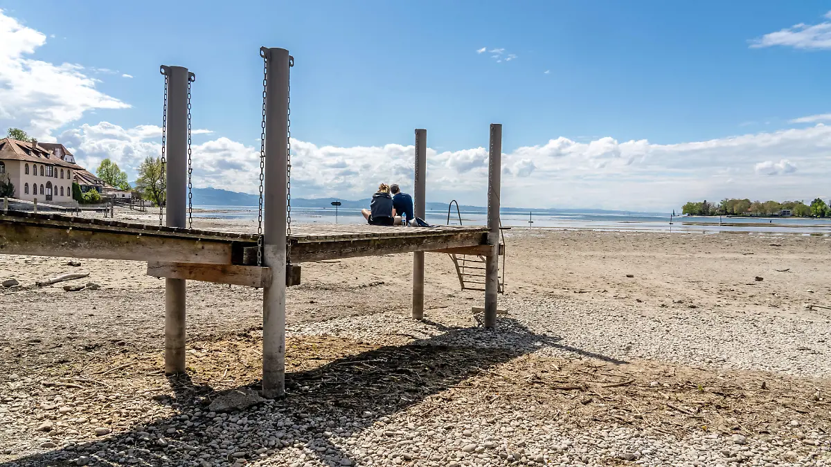 Deutschland, Wasserburg, 21. April 2025, durch Trockenheit freigelegte Uferzone am Bodensee, Badesteg ist inzwischen 50 Meter vom Wasser entfernt, die aktuelle Trockenheit hat den Pegelstand stark sinken lassen, Niedrigwasser, Wasserstand sehr niedrig, zu wenig Regen, schönes Wetter, Frühling, Sonnenschein, Landkreis Lindau, Bayern,