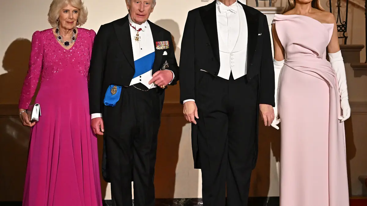 WASHINGTON, DC - APRIL 28: (L-R) Queen Camilla, King Charles III, U.S. President Donald Trump, and First Lady Melania Trump pose on Grand Staircase during an official state dinner hosted by the President and First Lady at The White House on day two of the State Visit of King Charles III and Queen Camilla to the United States of America, on April 28, 2026 in Washington, DC. The dinner is the first formal white tie event at The White House since President George W. Bush hosted Queen Elizabeth II in 2007.  (Photo by Samir Hussein/WireImage)