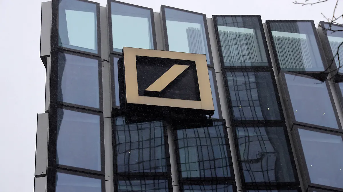 29.01.2026, Deutschland, Hessen, Frankfurt a.M., Finanzwesen, Kreditinstitute, Deutsche Bank AG Frankfurt - das BKA führte gestern eine Razzia wegen des Verdachts der Geldwäsche durch. Das Unternehmen erzielte unabhängig davon im Jahr 2025 einen Rekordgewinn, Logo, Spiegelung, Deutschland *** 29 01 2026, Germany, Hesse, Frankfurt a M , Finance, Credit institutions, Deutsche Bank AG Frankfurt the BKA yesterday conducted a raid on suspicion of money laundering The company independently achieved record profits in 2025, Logo, Mirroring, Germany Copyright: xD.xKerlekin/SnowfieldxPhotographyx SF290126DeutscheBankD1