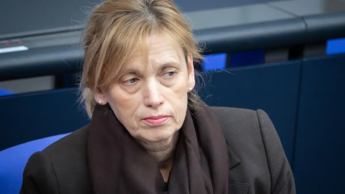 Karin Prien, Bundesministerin fuer Bildung, Familie, Senioren, Frauen und Jugend im Portrait auf der Regierungsbank bei der 71. Sitzung des Deutschen Bundestag in Berlin, 16.04.2026