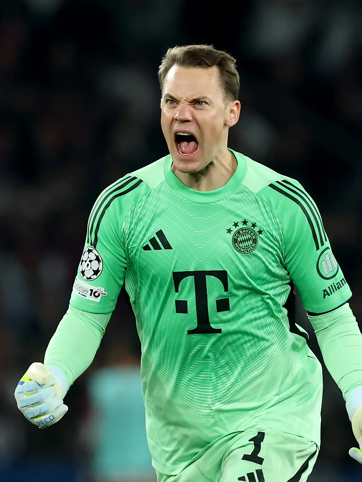 Bild zu: "Balljunge verweigert Manuel Neuer den Ball"