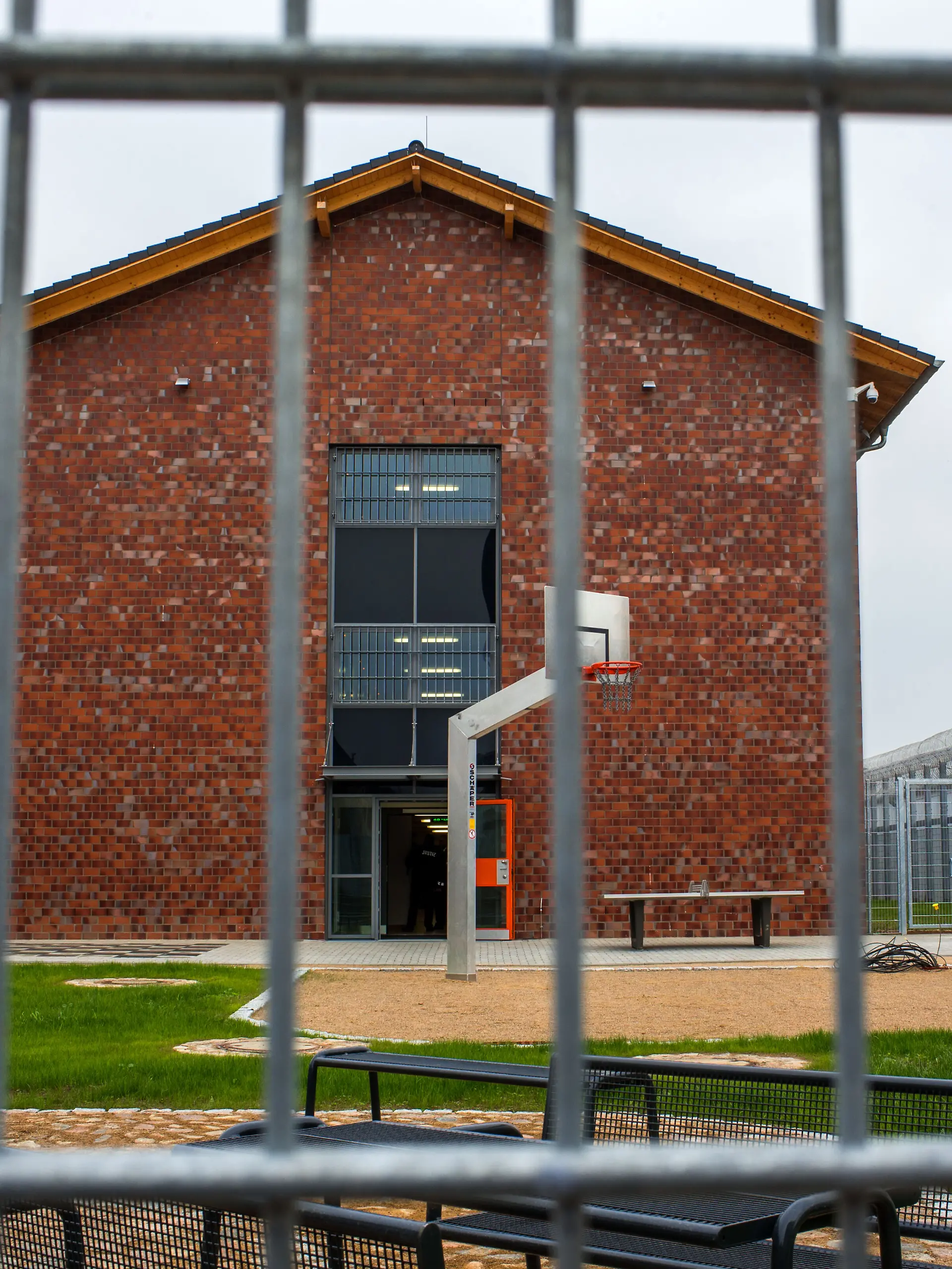 Das neue Hafthaus der Justizvollzugsanstalt (JVA) in Bützow (Mecklenburg-Vorpommern) ist am 07.10.2015 zu sehen. Der Neubau in dem 142 Inhaftierte untergebracht werden hat drei Etagen und kostete rund 13 Millionen Euro. Die JVA ist mit rund 500 Strafgefangenen die größte in Mecklenburg-Vorpommern. 