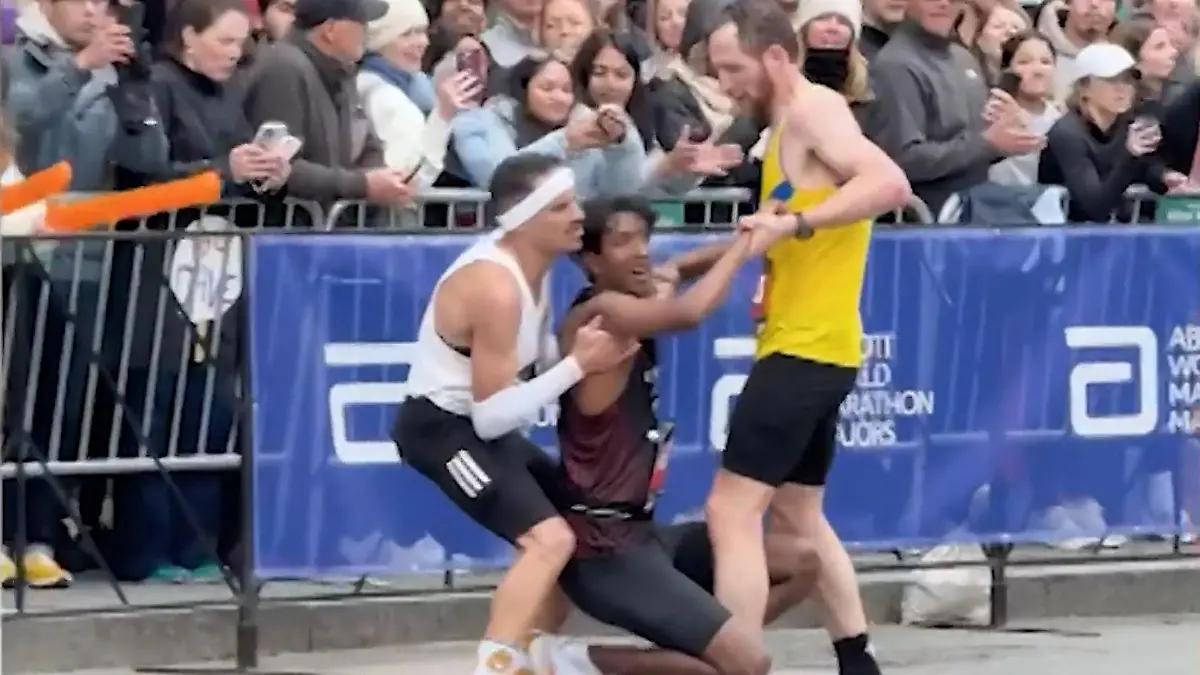 Marathonläufer verzichtet auf Bestzeit – für Konkurrenten!  Zusammenbruch kurz vor Ziellinie