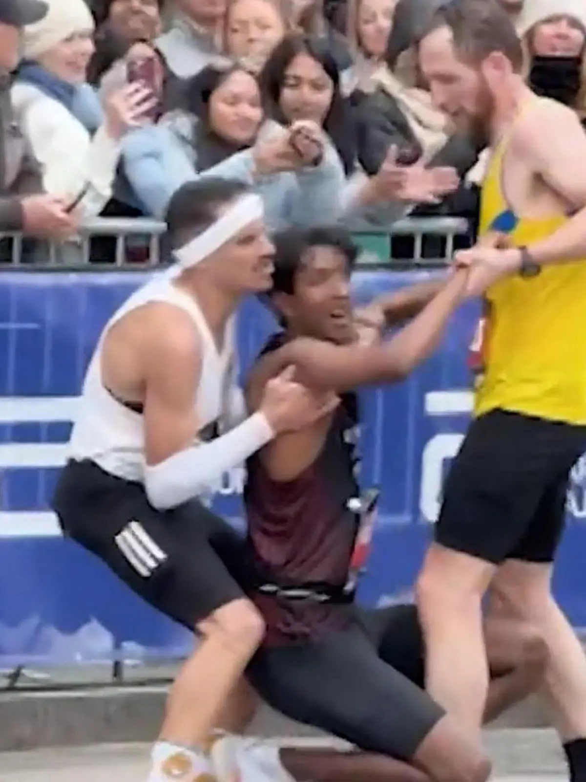 Bild zu: "Marathonläufer verzichtet auf Bestzeit – für Konkurrenten! "