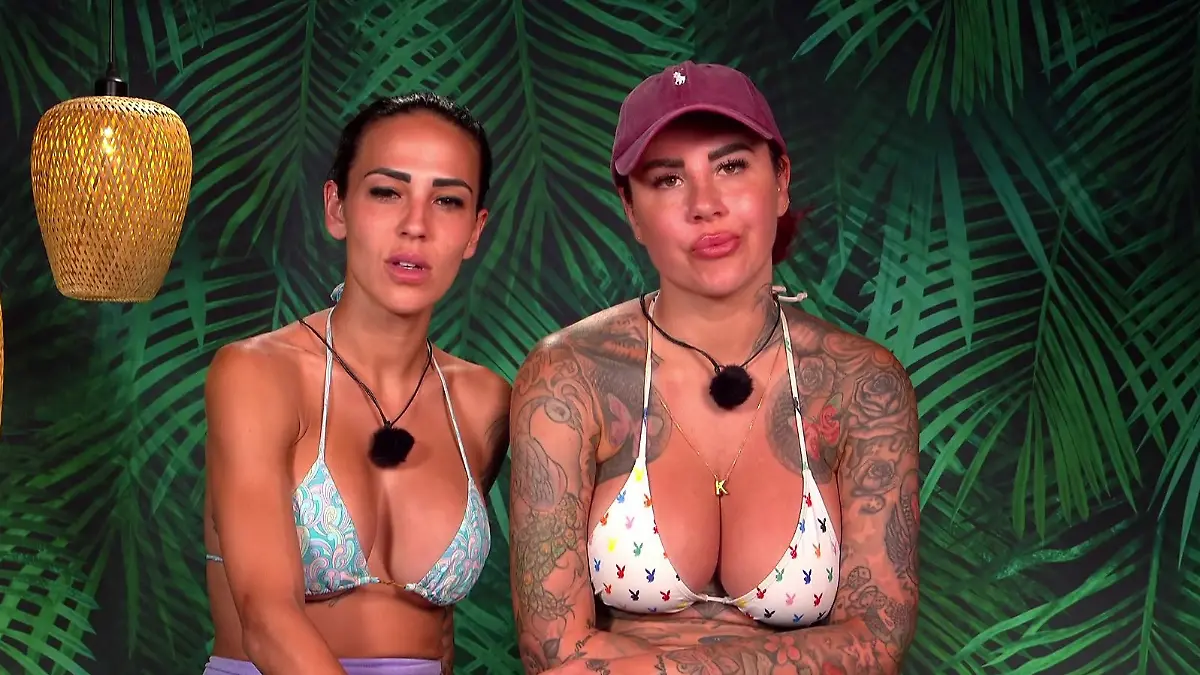 Bei diesem „Kampf der RealityAllstars”-Spiel geraten Kate Merlan und Elena Miras ins Straucheln!