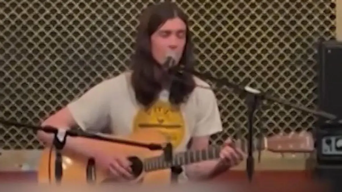 Nacht seines Lebens! Plötzlich steht dieser Superstar neben ihm auf der Bühne Musikalische Überraschung in Bar