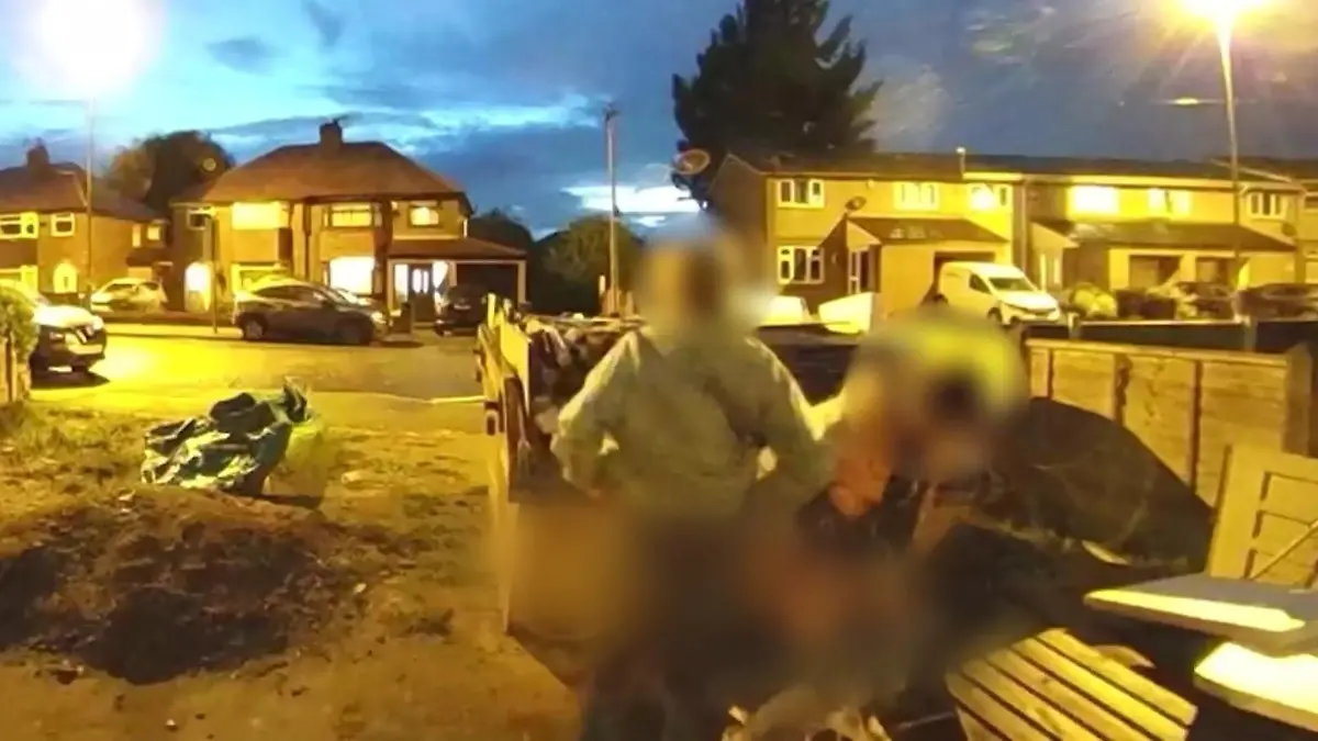 Pipi-Pause im Vorgarten! Hausbesitzerin rastet wegen Konzertbesuchern aus Oasis-Fans lassen die Hosen runter 