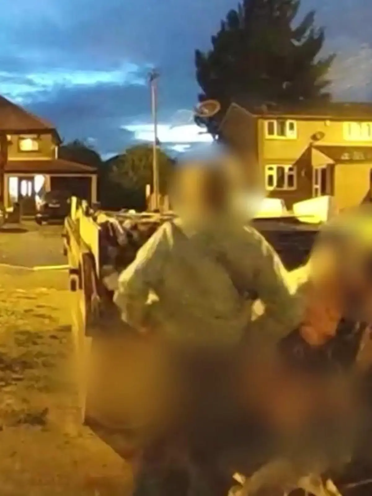 Bild zu: "Pipi-Pause im Vorgarten! Hausbesitzerin rastet wegen Konzertbesuchern aus"