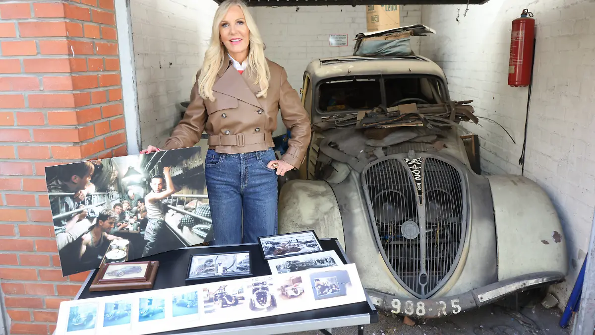 Marion Fedder, die Witwe des gestorbenen Hamburger Schauspielers Jan Fedder, steht vor einem alten Peugeot 402 (undatiertes Foto aus dem April 2026). Sie hat den seit über 40 Jahren weitgehend unberührten Wagen aus dem Filmklassiker «Das Boot» in einer Garage gefunden. Der Schlüssel für die Garage war lange nicht auffindbar. +++ dpa-Bildfunk +++