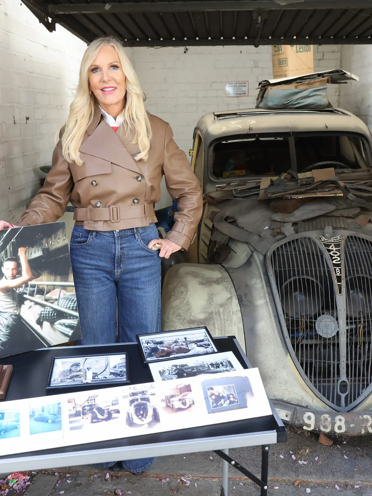 Marion Fedder, die Witwe des gestorbenen Hamburger Schauspielers Jan Fedder, steht vor einem alten Peugeot 402 (undatiertes Foto aus dem April 2026). Sie hat den seit über 40 Jahren weitgehend unberührten Wagen aus dem Filmklassiker «Das Boot» in einer Garage gefunden. Der Schlüssel für die Garage war lange nicht auffindbar. +++ dpa-Bildfunk +++